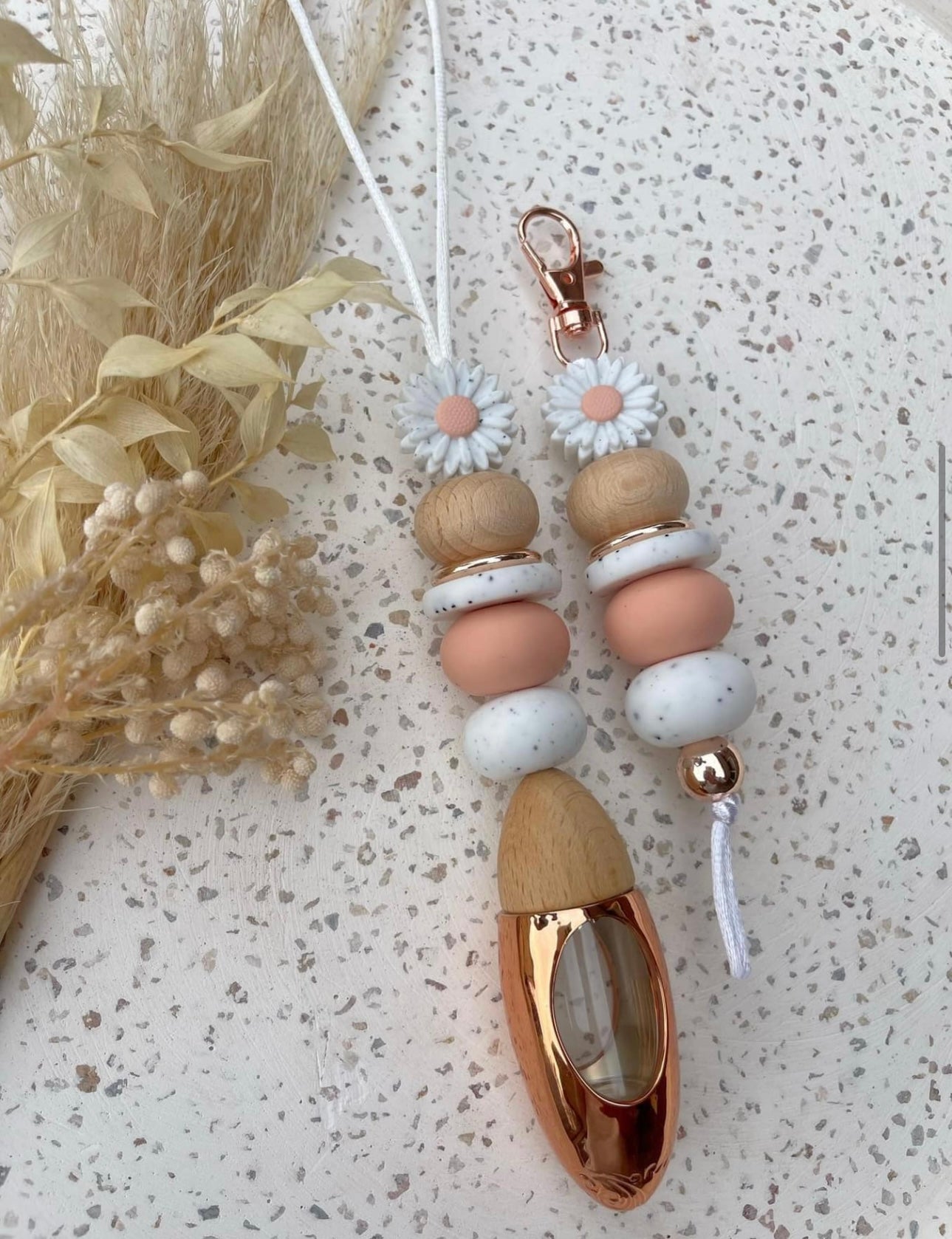 White and peach Daisy key ring and diffuser set with oil