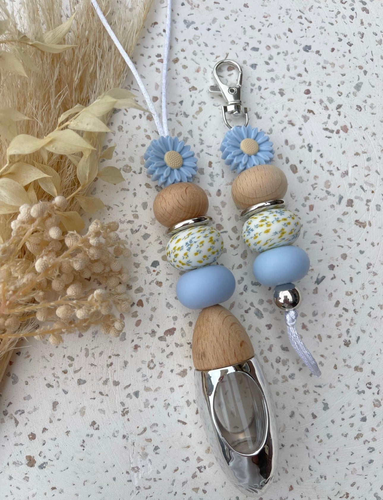 Blue Daisy key ring and diffuser set with oil